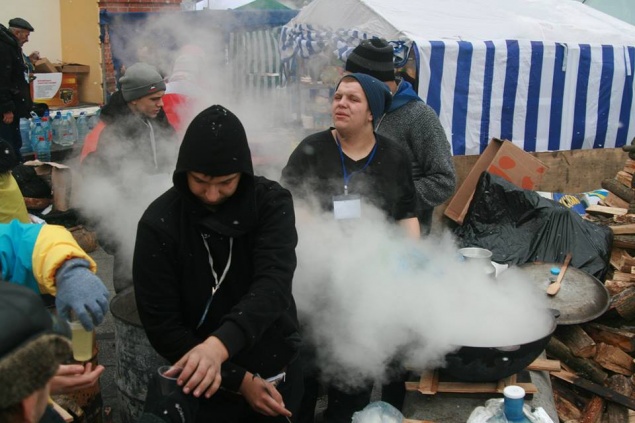 Майдан просит еду, лекарства и товары народного потребления