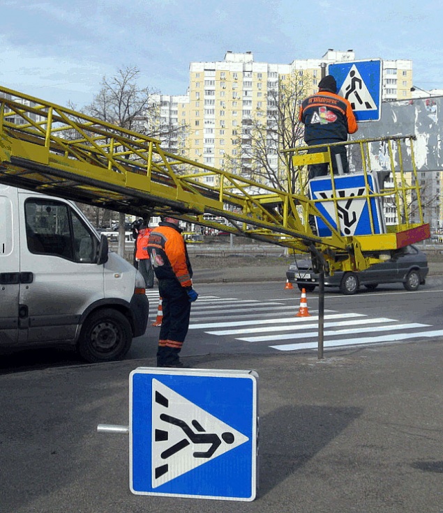 На самых аварийных перекрестках Киева поставили светоотражающие дорожные знаки