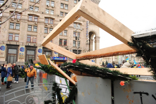 30 тысяч активистов строят укрепления на Майдане
