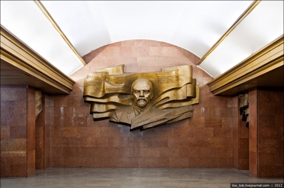 Со шпиля Верховной Рады убрали звезду и демонтируют Ленина в метро