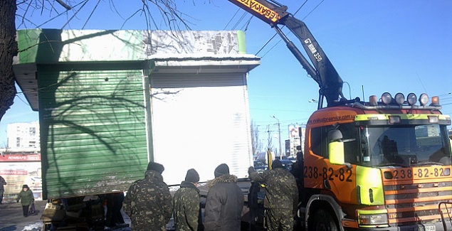 В Киеве силой убирают незаконные киоски