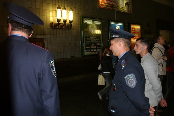 В метро “Лесная” задержали юношу с пистолетом