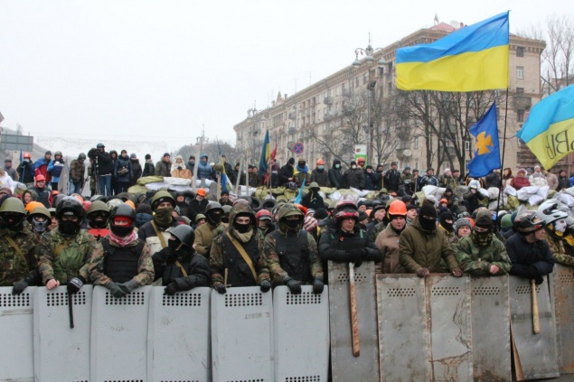 На Майдане ввели “комендантский час”