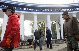 Команда Петра Порошенко и динамовцы восстанавливают центр Киева