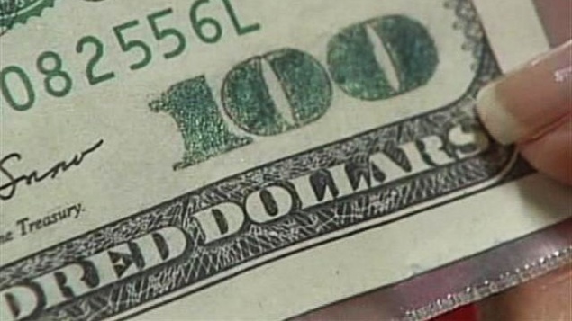 В столичных банках нашли 400 фальшивых долларов