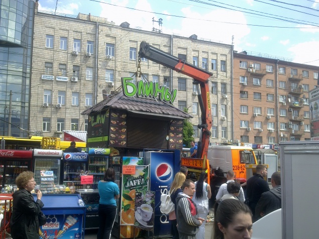 В Киеве начали “зачищать” киоски возле станций метрополитена (ФОТО)