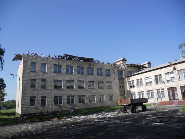 В Броварском районе ураган снес крышу школы (ФОТО)