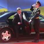 Порошенко ездит на работу “как Янукович”: кортеж, мигалки, “блокада” улиц