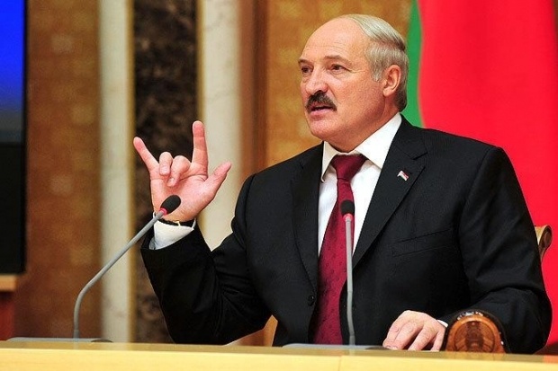 “Янукович” пообещал подарить “Лукашенко” “золотой батон” за разрешение жить в Беларуси