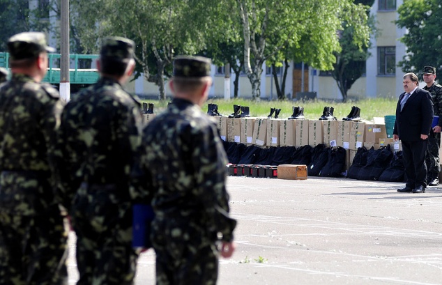 Киевскому оборонному батальону передали “гуманитарную” одежду с бронежилетами