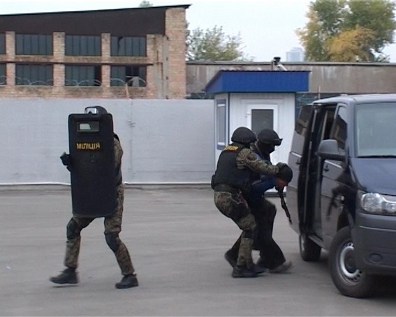 В Киеве задержали вооруженную этническую группировку вымогателей
