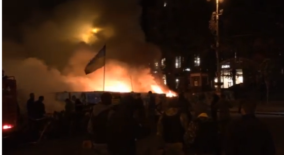В Киеве на Майдане сгорели баррикады и палатки Самообороны (видео)