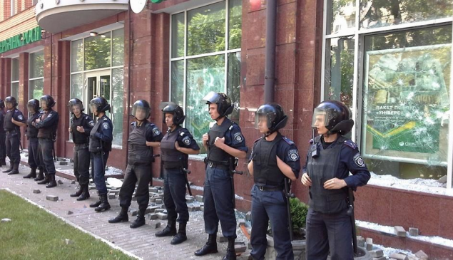 Милиция проверяет инцидент возле российского банка в Киеве