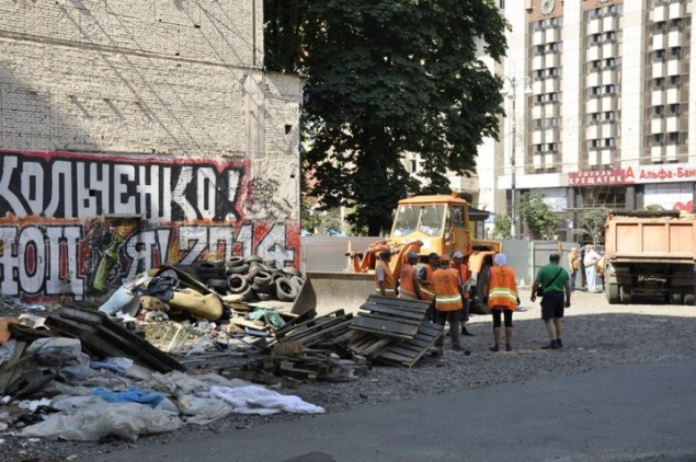 На Майдане провели частичную уборку (ФОТО)