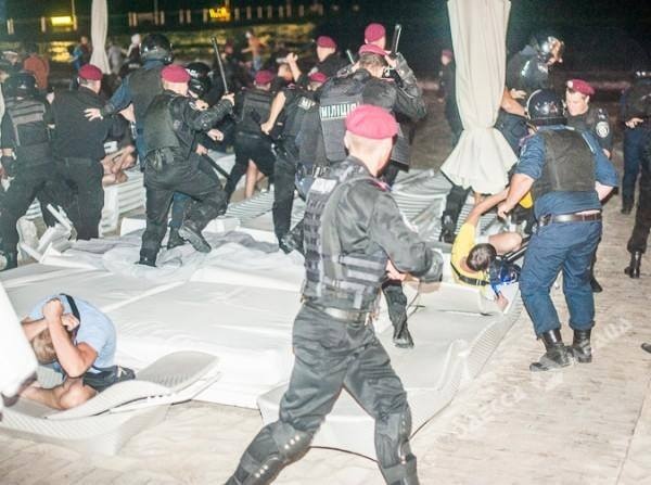 На концерте Ани Лорак произошла потасовка между милицией и активистами (ВИДЕО)
