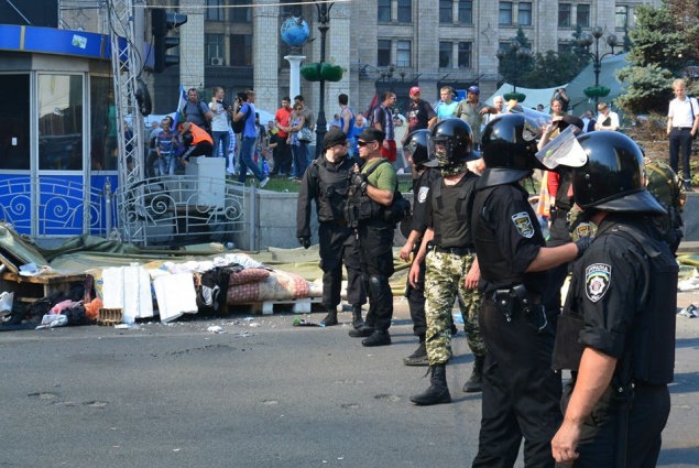 В ходе противостояния на Майдане брусчаткой ранили милиционеров