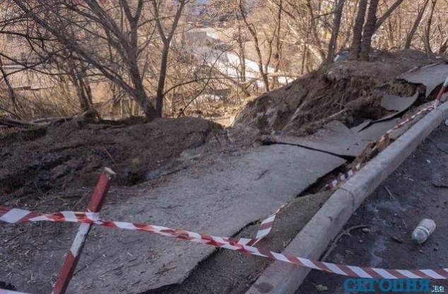 Значительная часть Соломенского района Киева может остаться без тепла из-за оползня