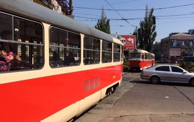 БМВ на целый час перекрыла движение трамваям на Подоле (ФОТО)
