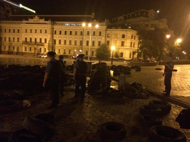 На Михайловской площади сожгли палатки активистов (фото)