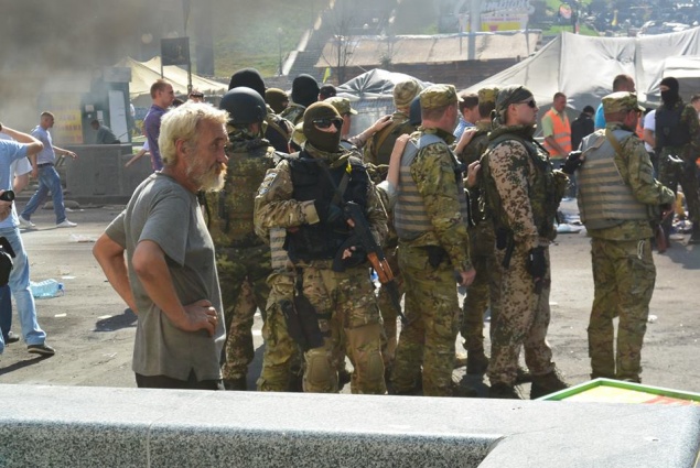 На Майдане подожгли шины и бьют пожарных (ФОТО)