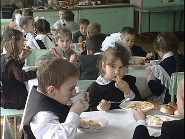 Школы Соломенки задолжали 5,4 млн грн за еду