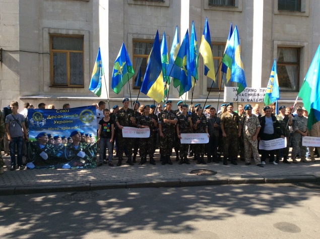Под АП в Киеве митингующие требуют отставки военного руководства