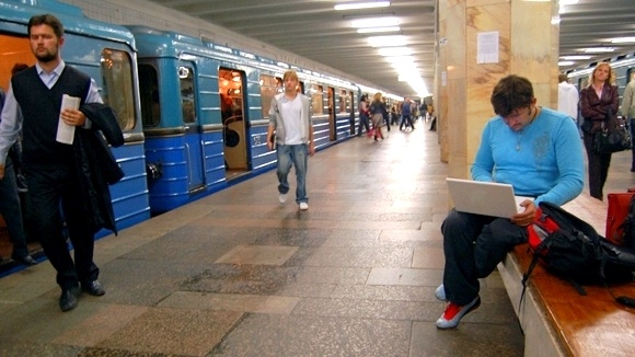 КГГА определила инвестора, который оборудует столичное метро Wi-fi-ем