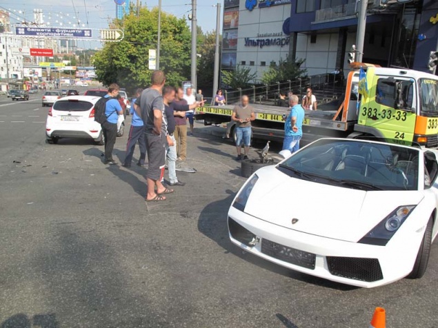 В центре Киева мажор на Lamborghini протаранил Ford Fiesta