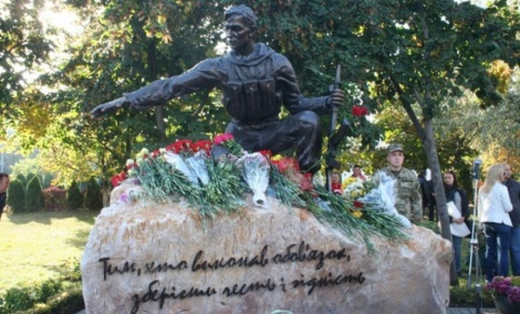 В Киеве на Оболони открыли памятник защитникам Украины