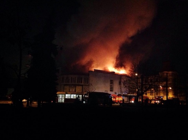 В Киеве загорелся кинотеатр “Жовтень”