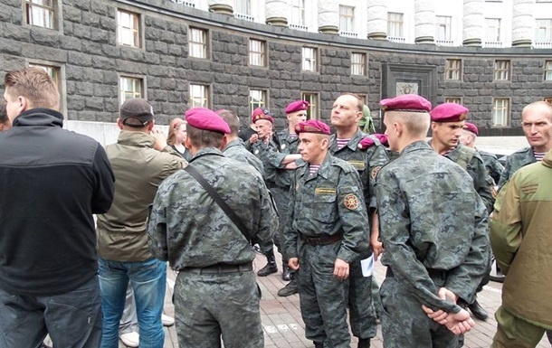 Устав от скотского отношения, бойцы Нацгвардии отправились походом на Киев