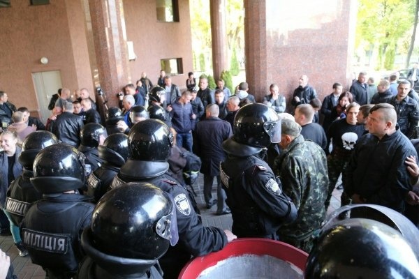 В ожидании экс-беркутовца под Апелляционным судом Киева собирается народ