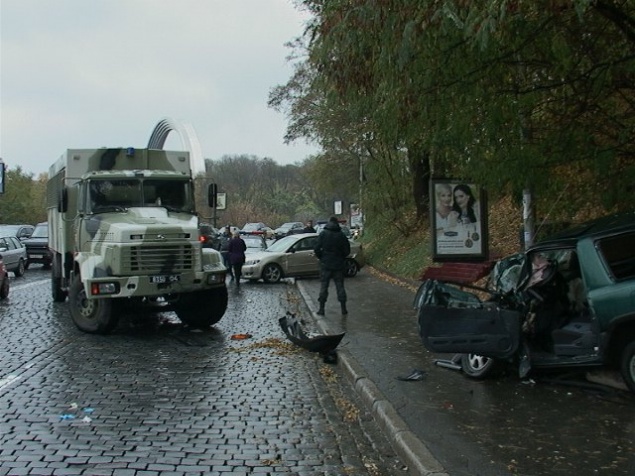 В Киеве грузовик национальных гвардейцев “искорежил” два автомобиля (ФОТО)