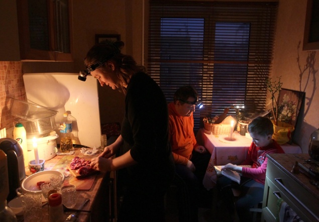 Без отопления и света уже четвертый день сидят жители ряда домов на Чоколовке