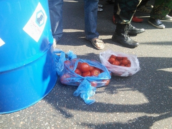 Около Верховной Рады майдановцы ожидают с помидорами “депутатов-саботажников”
