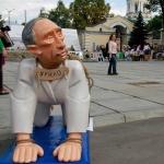 УКРОП в помощь. На выходных киевляне тренировались в “мусорной” люстрации и наказывали Путина.