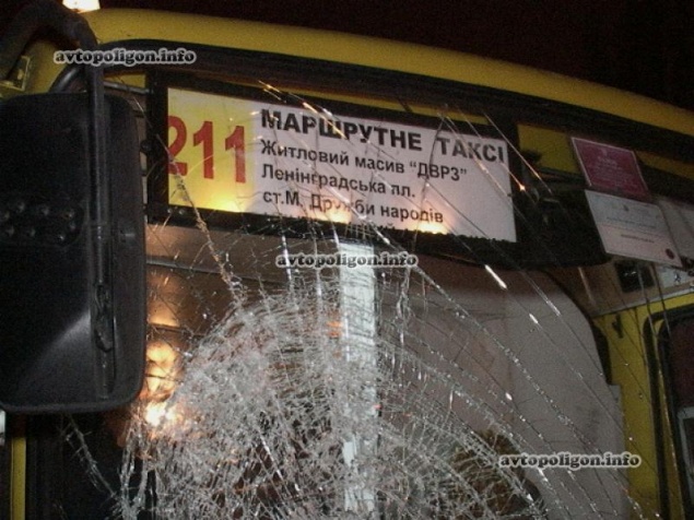 “Маршрутка” в Киеве сбила пешехода, переходившего улицу в неустановленном месте