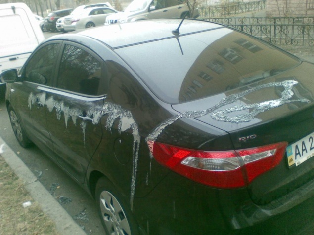 В Киеве неизвестные поливают автомобили кислотой (ФОТО)