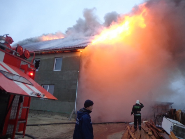 В Киевской области спасатели вывели из горящего дома десять детей и двоих взрослых