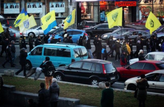 В Киеве тысячи людей под флагами “Самообороны” идут на Майдан