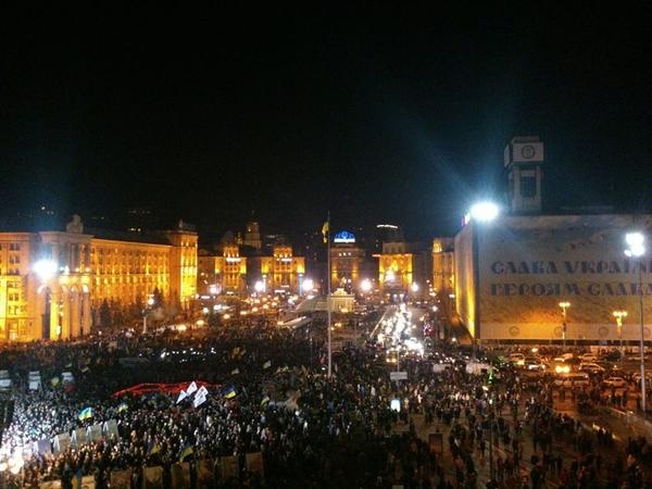 На вече по случаю годовщины Евромайдана присутствуют около 15 тыс человек