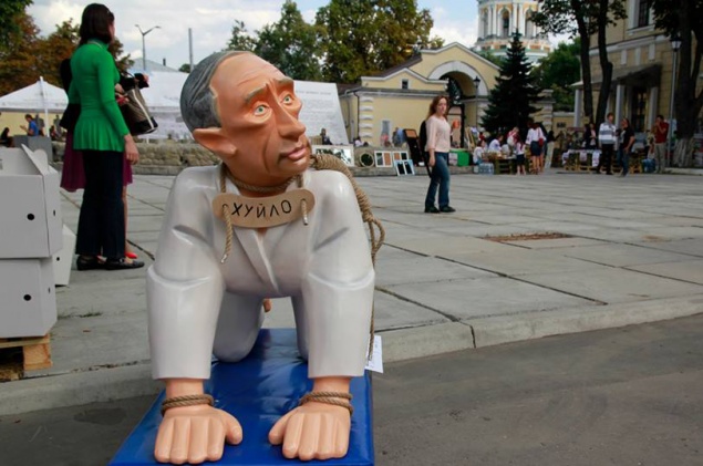 УКРОП в помощь. На выходных киевляне тренировались в “мусорной” люстрации и наказывали Путина.