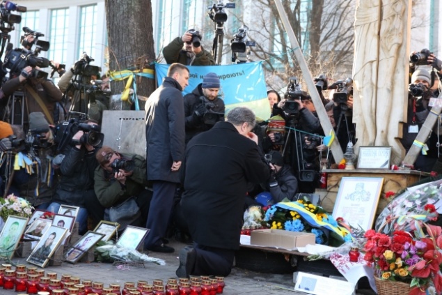 Порошенко присвоил героям “Небесной сотни” звания Героев Украины