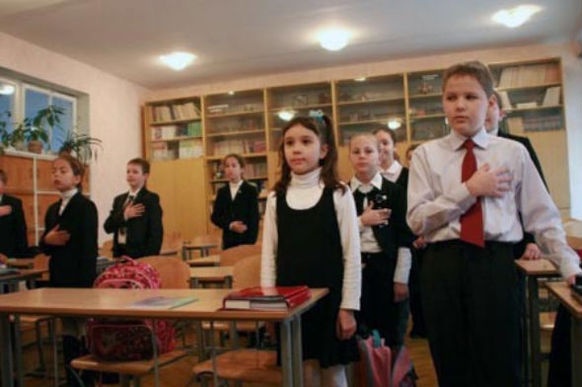 В Оболонском районе школьников заставляют петь русские патриотические песни
