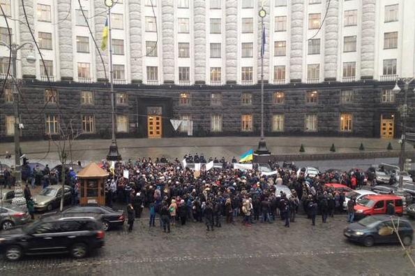 Под Кабмином митингуют сотрудники “Киевпастранса”