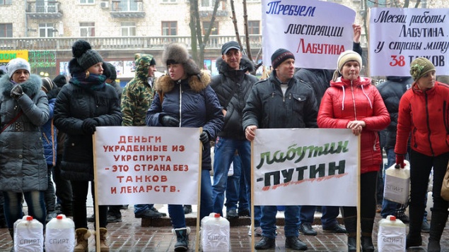 Возмущенные фермеры Украины требуют от Порошенко остановить коррупцию в “Укрспирте”