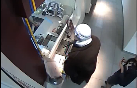 Грабитель угрожал прострелить ногу сотруднице банка (+ видео)