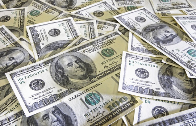 Курс доллара в обменниках Киева снизился на копейку