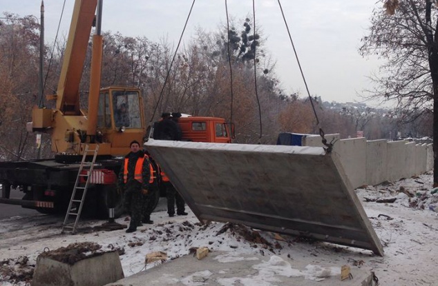 В Киеве снесли забор возле незаконного строительства на территории Кадетского Гая (ФОТО)