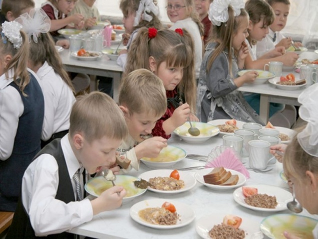 “Новогодний подарок” родителям столичных школьников - питание в школах планируют сделать платным